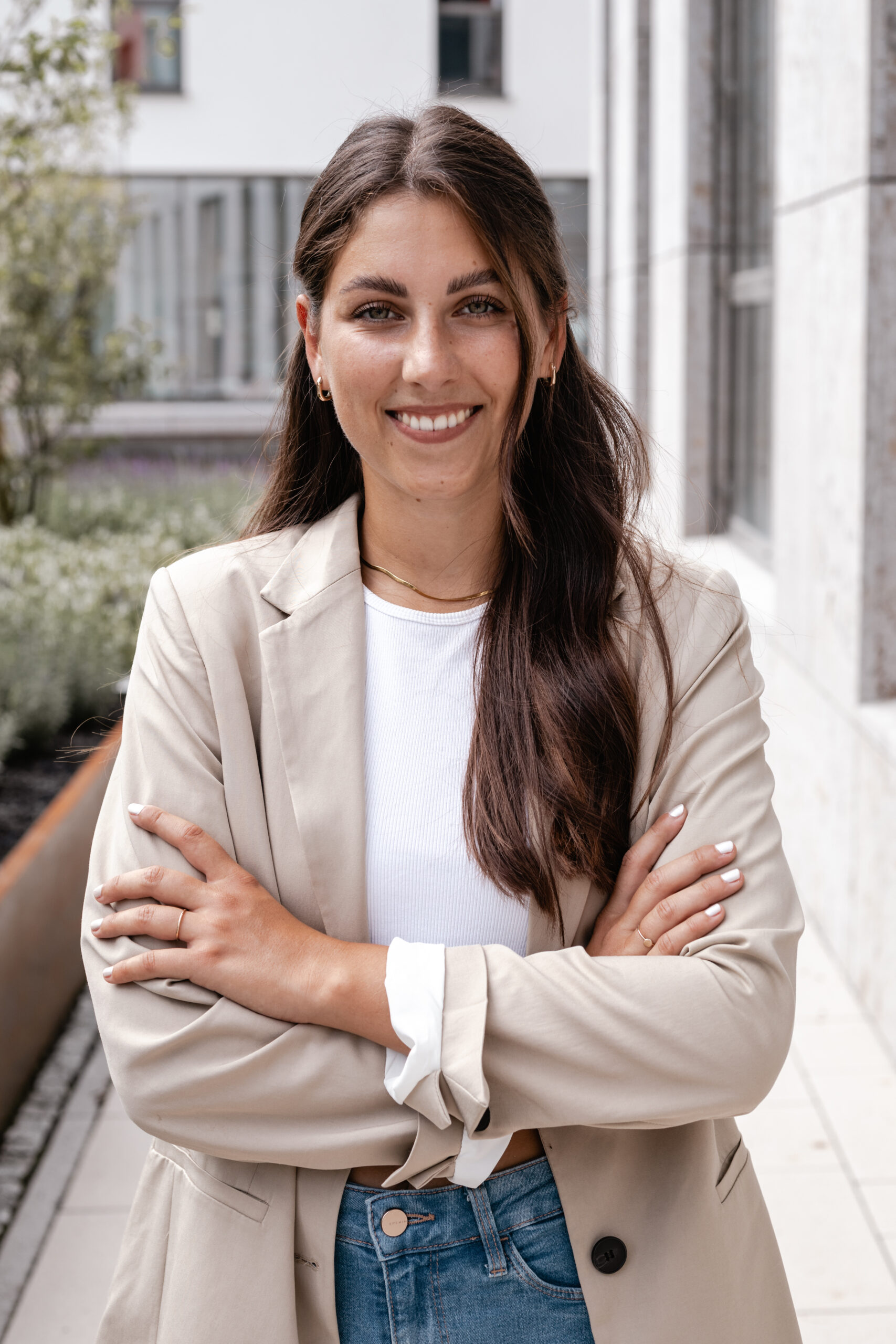 braunhaarige Frau in der Stadt, Hochzeitsplanerin Natalie Germersdorff MKK, Fulda, Vogelsberg