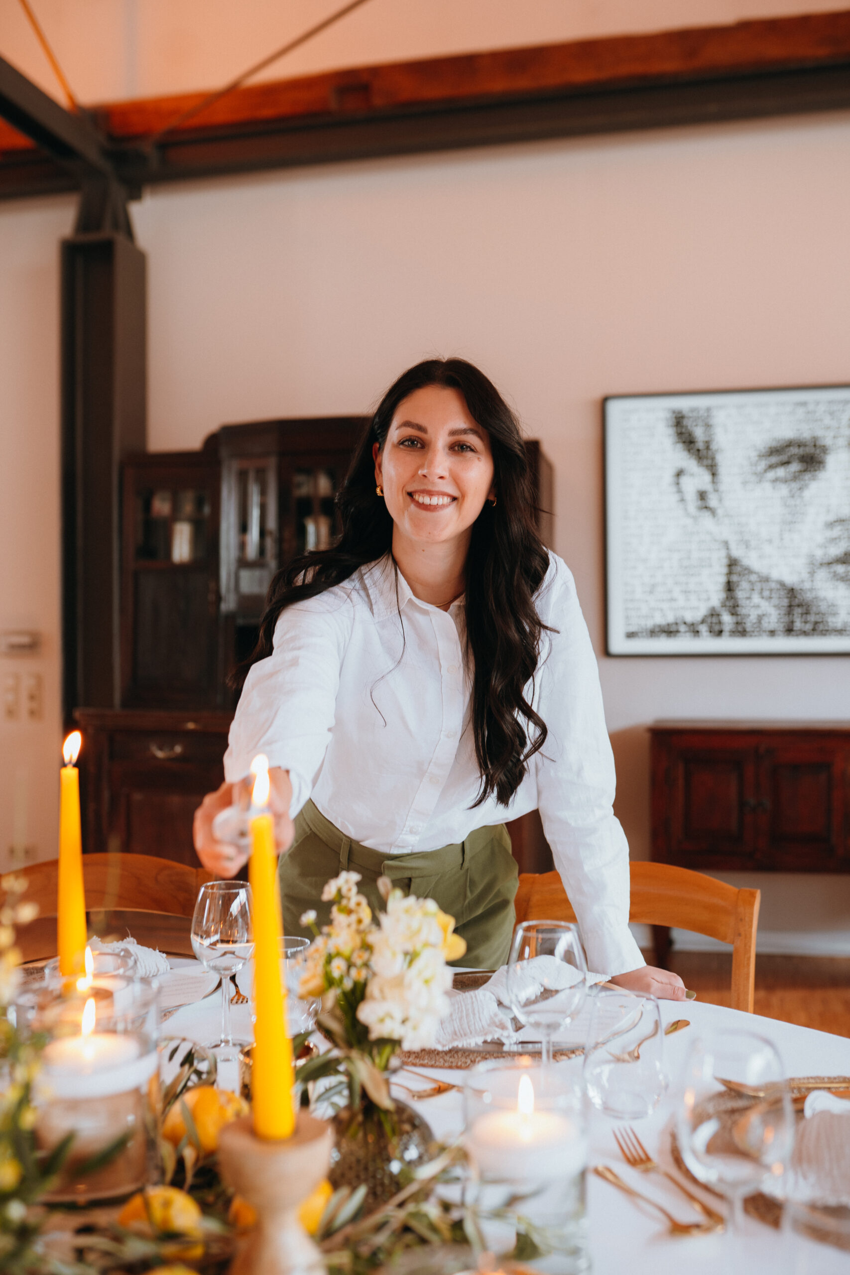 Frau in Hochzeitslocation bei Hochzeitsvorbereitungen, Natalie Germersdorff